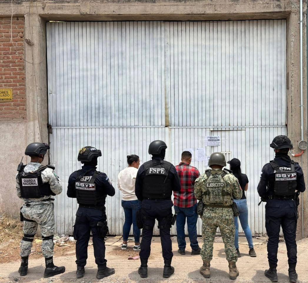 Aseguran vehículos y mercancía robada durante cateo en León